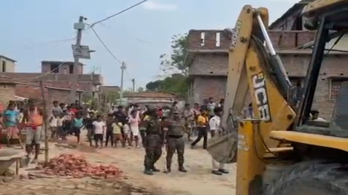 सख्ती के बीच ममता: अतिक्रमण हटाते समय सीओ ने उठाई बच्चे को गोद, दी बड़े अधिकारी बनने की सीख