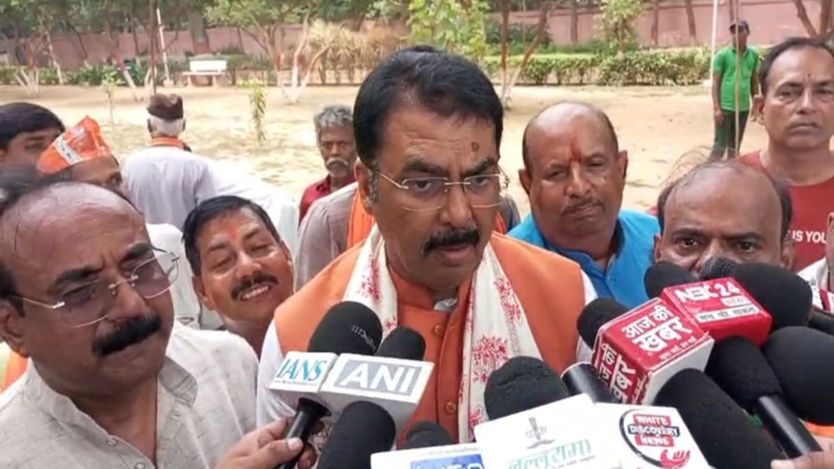 ​पटना के वीर कुंवर सिंह पार्क में बीजेपी का पौधारोपण, सुरक्षा कटौती और आवास आवंटन पर सरावगी का पलटवार