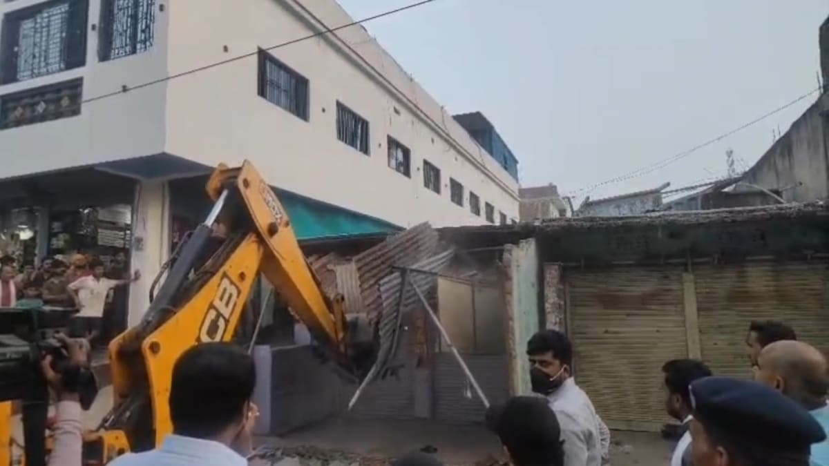 ​सासाराम के चेनारी में अतिक्रमण पर चला बुलडोजर, मुख्य बाजार को अवैध कब्जों से कराया मुक्त