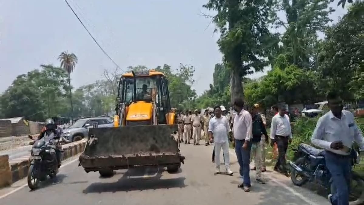मोतिहारी में चला अतिक्रमण हटाओ अभियान: हवाई अड्डा से बायपास तक प्रशासन की बड़ी कार्रवाई