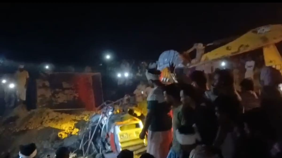 ​कैमूर में मिट्टी लदी ट्रैक्टर पलटने से दो नाबालिगों की दर्दनाक मौत, आग लगने से झुलसे शव