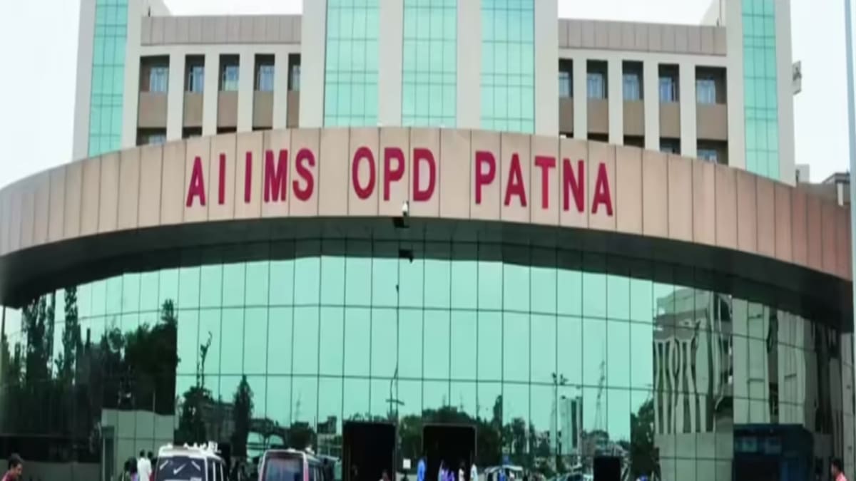पटना एम्स में प्रशासनिक अधिकारी गिरफ्तार: महिला कर्मी और नाबालिग बेटी से छेड़छाड़ का मामला