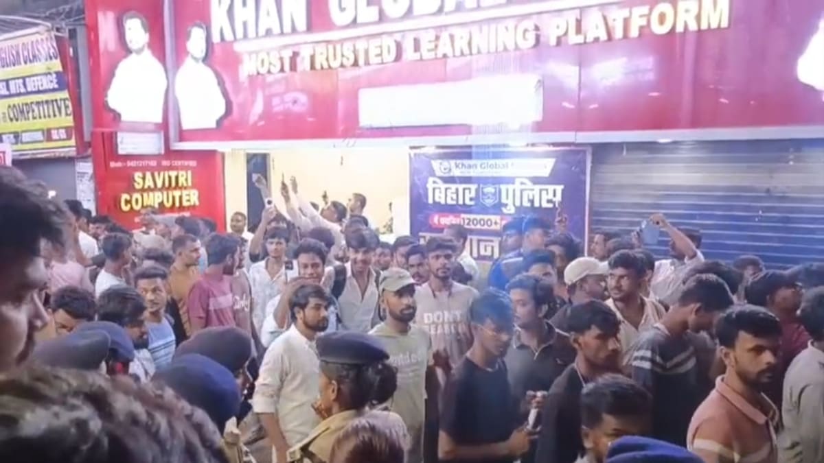 ​पटना में हाई-प्रोफाइल तलाशी: खान सर की तलाश में जुटी पुलिस, कोचिंग सेंटर्स के बाहर छात्रों का भारी विरोध