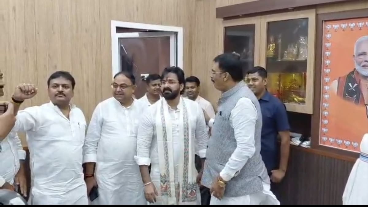बीजेपी कार्यालय पहुंचे पावर स्टार पवन सिंह: प्रदेश अध्यक्ष संजय सरावगी से की मुलाकात, कहा- पार्टी मेरी मां है