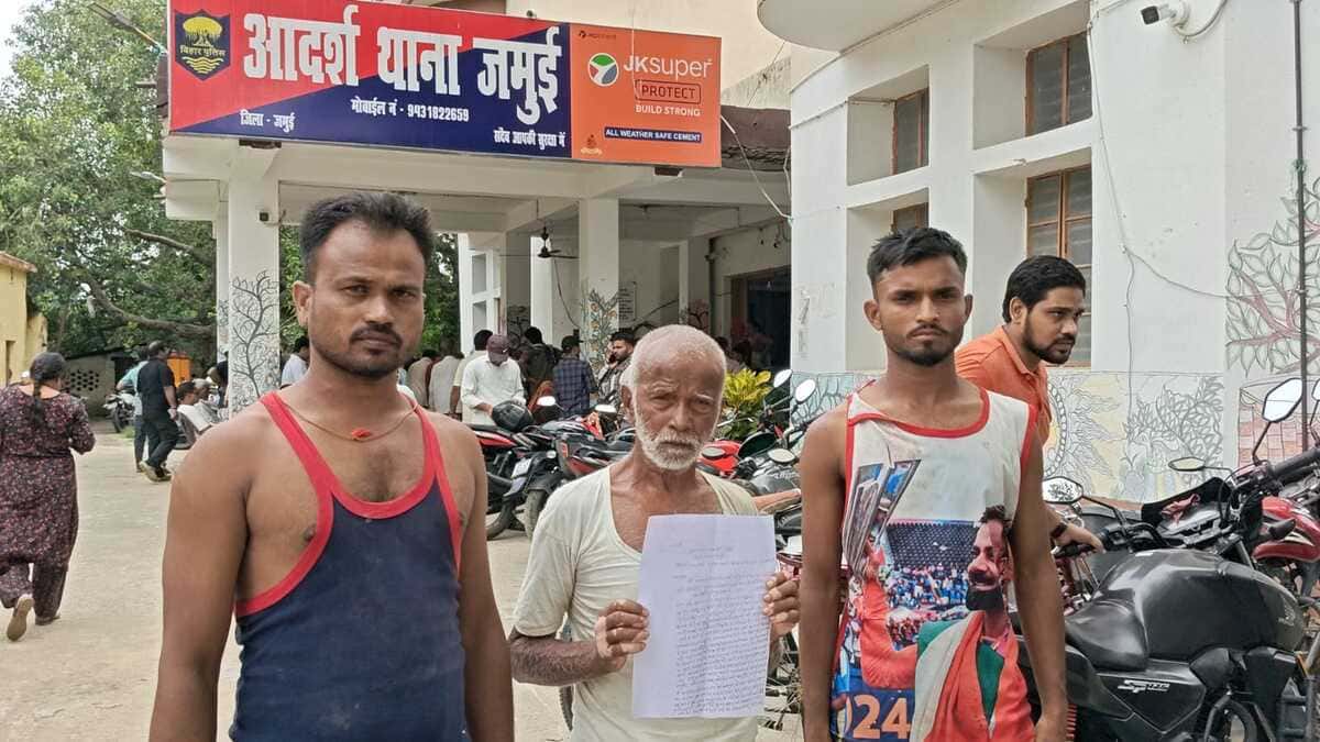 जमुई में नाले का पानी रोकने का विरोध करने पर पिता-पुत्रों को पीटा, आरोपितों पर झूठा केस फंसाने का आरोप