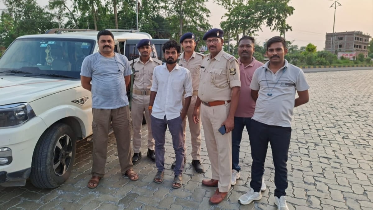 ​मोतिहारी शराब कांड के यूपी में छिपे बैठे माफिया को पुलिस ने दबोचा, संपत्ति कुर्की की कार्रवाई जारी
