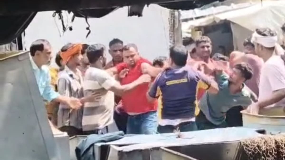 ​ग्राहक को लुभाने के चक्कर में मछली मंडी बनी अखाड़ा, जमकर बरसे लात-घूंसे, वीडियो हुआ वायरल