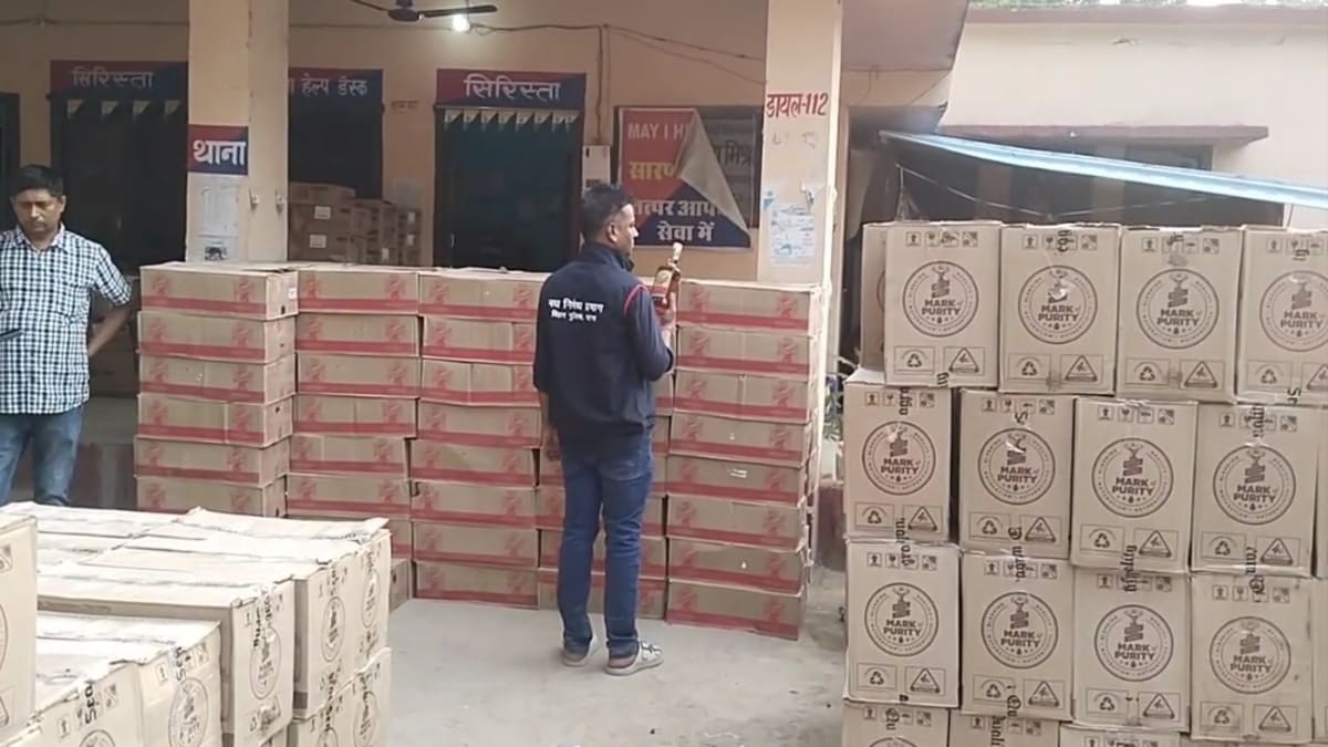 शराबबंदी की फिर उड़ी धज्जियां: मांझी में धान की भूसी के नीचे छिपाकर लाई जा रही 80 लाख की शराब जब्त, चालक गिरफ्तार