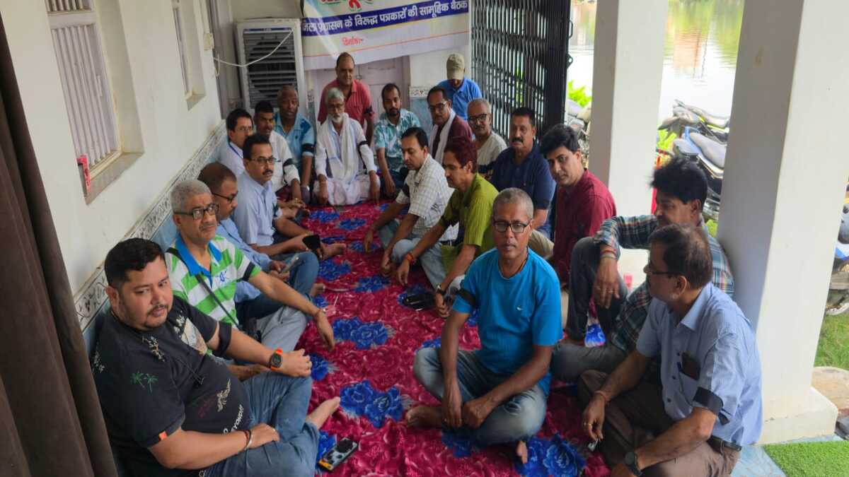​मधुबनी में वरिष्ठ पत्रकार को थाने में घंटों बैठाने पर बवाल, पत्रकारों ने काली पट्टी बांधकर जताया विरोध