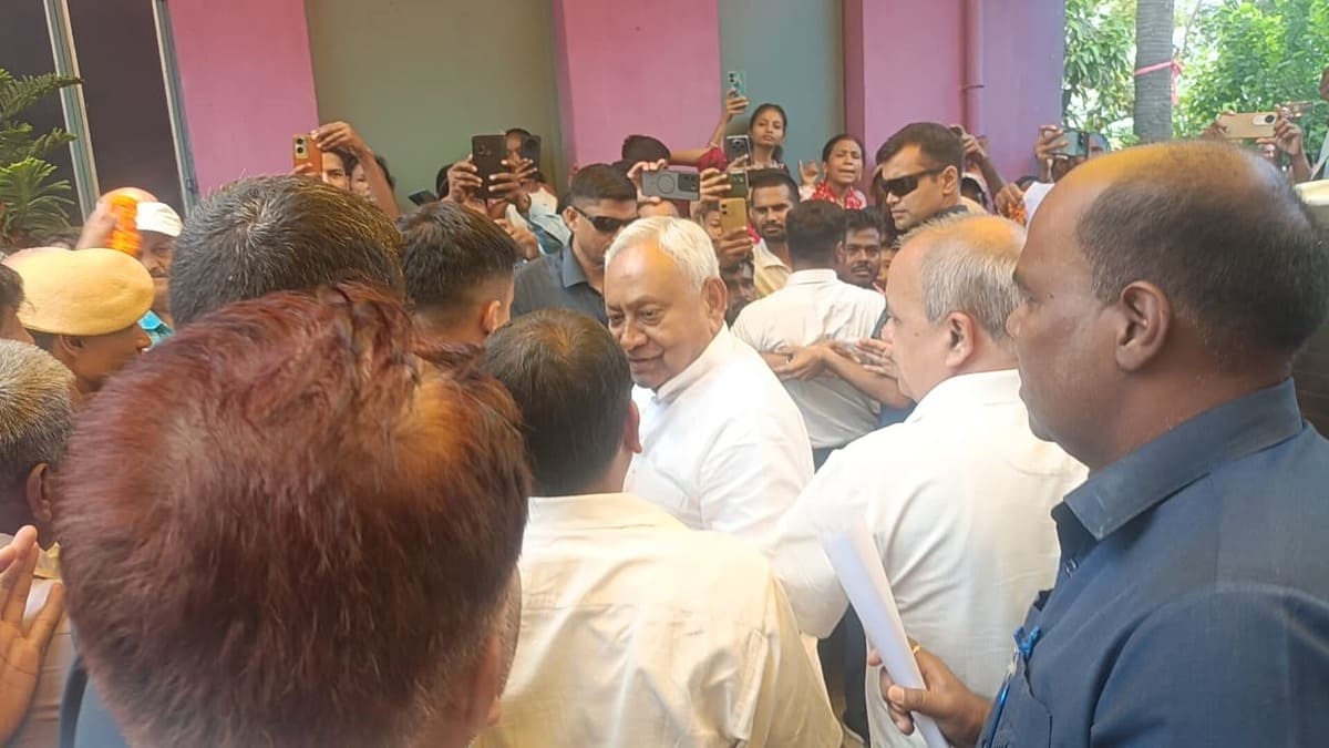 भावुक पलों के साथ अपने ननिहाल पहुंचे नीतीश कुमार, गांव में गूंजे जिंदाबाद के नारे