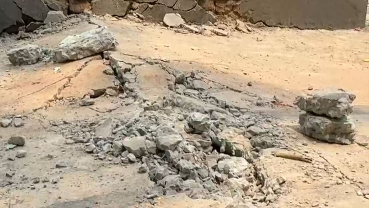 निर्माण के 60 दिन बाद ही धंसी सड़क, भ्रष्टाचार के घेरे में विभाग और ठेकेदार, ग्रामीणों ने मांगी उच्च स्तरीय जांच
