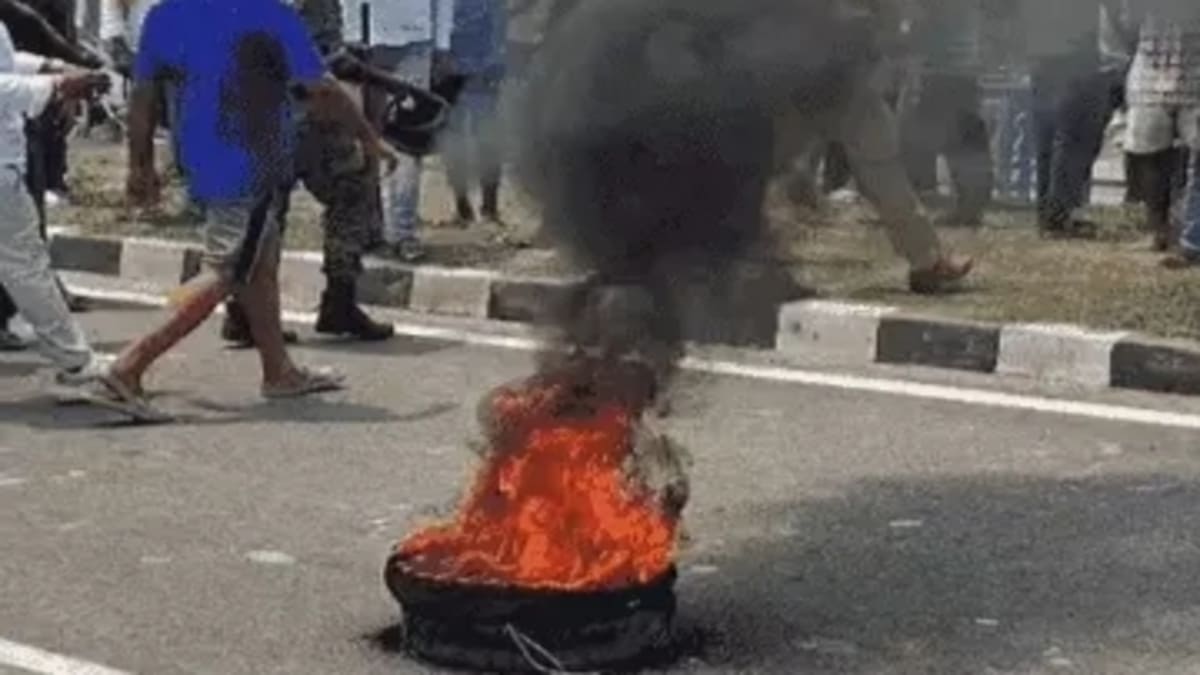 ​मुजफ्फरपुर में अनियंत्रित कार ने ली वृद्ध मजदूर की जान, आक्रोशित ग्रामीणों ने किया प्रदर्शन