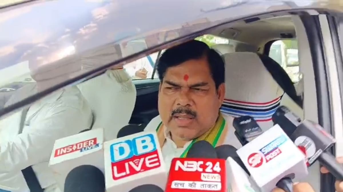 ​एनडीए के 9 उम्मीदवारों का नामांकन: पवन सिंह की एंट्री पर बोले मिथिलेश तिवारी, अब खत्म हुआ हरा गमछा का राज