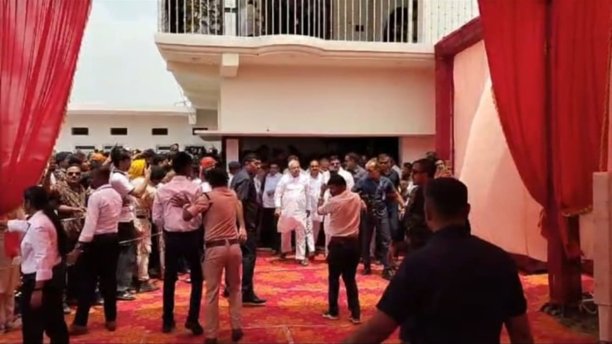 कैमूर पहुंचे नीतीश कुमार, मिलने वालों की उमड़ी भारी भीड़, पूर्व मुख्यमंत्री ने नहीं दिया संबोधन, जानें क्या रही वजह?