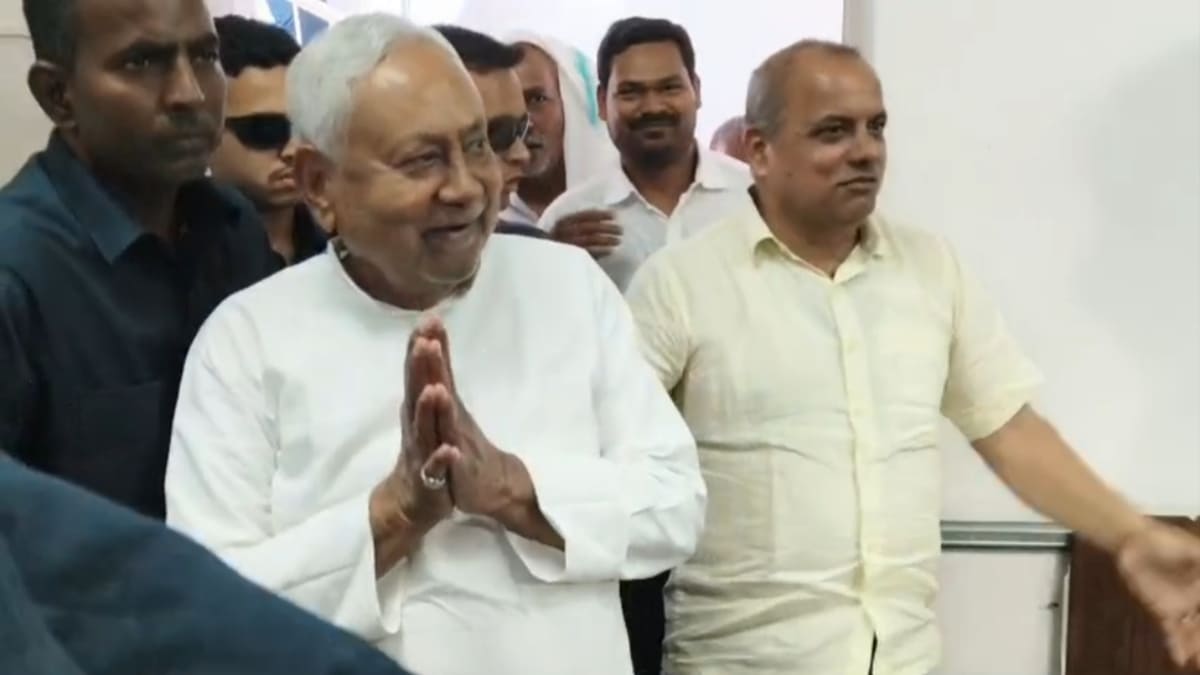 जदयू कार्यालय पहुंचे नीतीश कुमार, जनसुनवाई का लिया जायजा, अधिकारियों से कहा- जनता की समस्याओं का तुरंत करें निदान