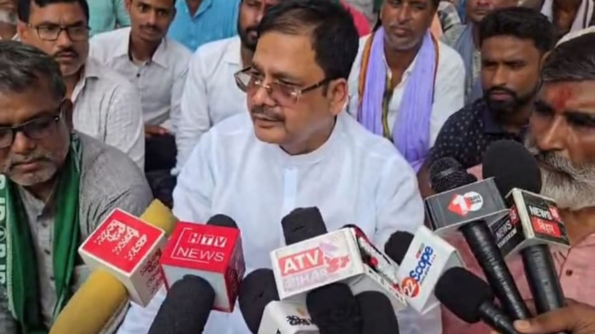 राजद कार्यकर्ताओं का जोरदार प्रदर्शन: छौड़ादानो में पूर्व मंत्री शमीम अहमद ने सरकार को घेरा