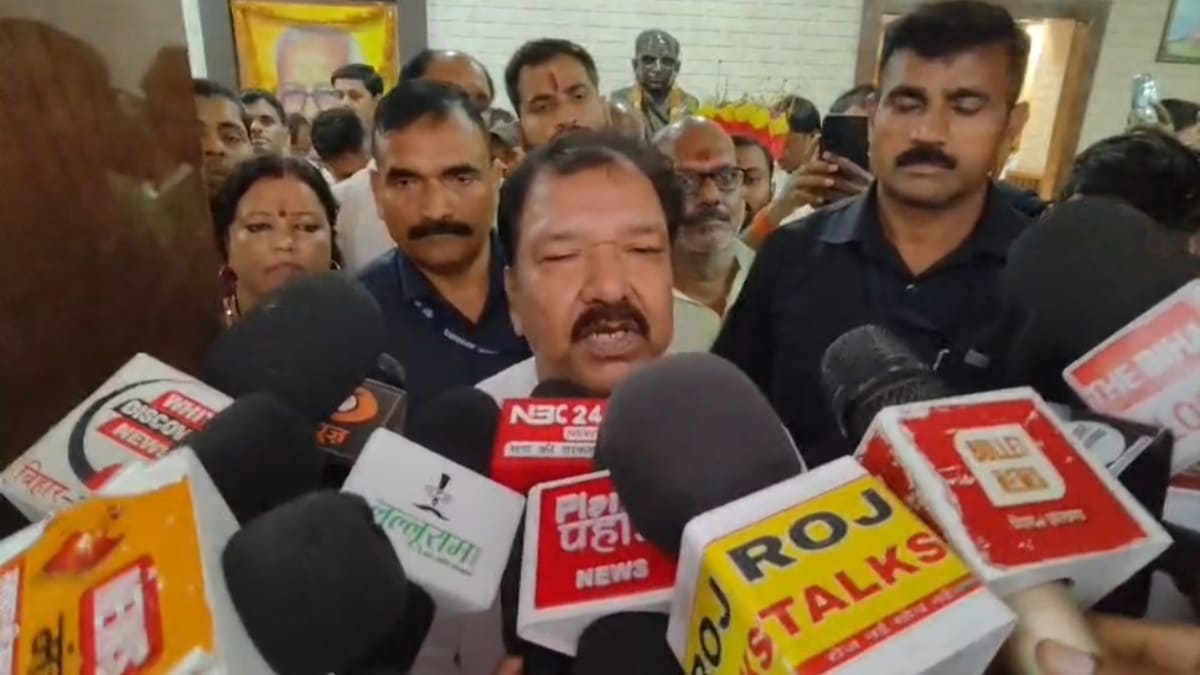तेजस्वी की बयानबाजी पर मंत्री दिलीप जायसवाल का पलटवार, कहा- सदन में मिल चुका है हर सवाल का जवाब