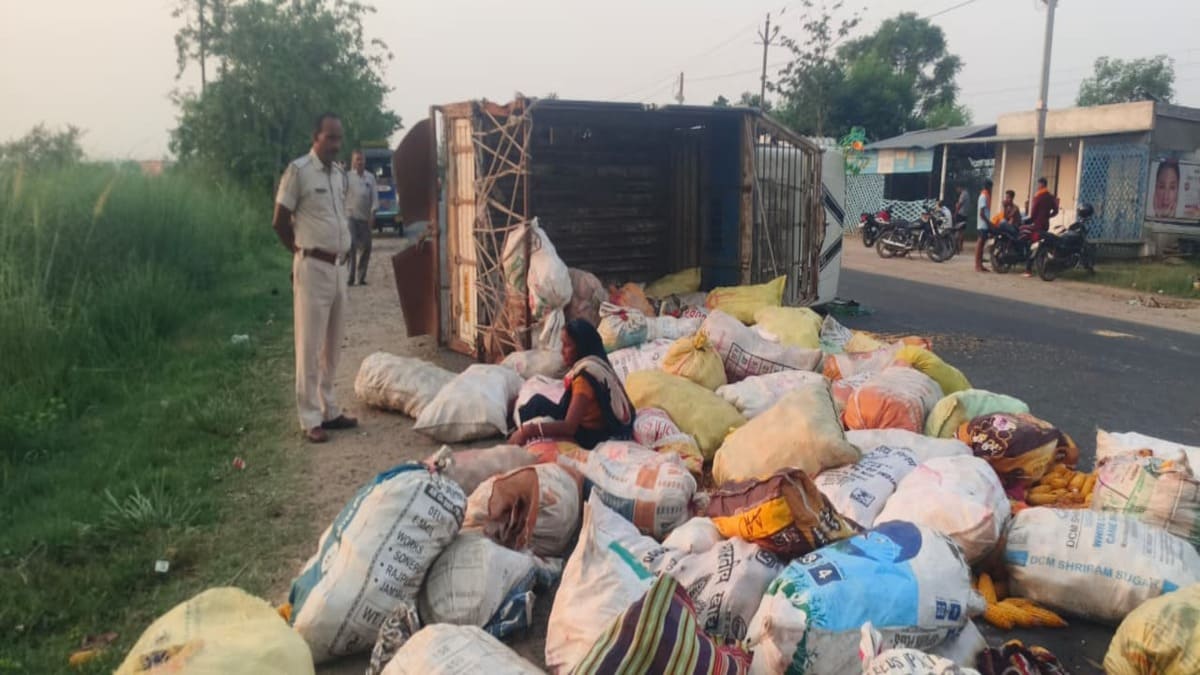 छपरा के NH-531 पर अनियंत्रित होकर पलटी मजदूरों से भरी पिकअप, 13 घायल, 10 की स्थिति नाजुक