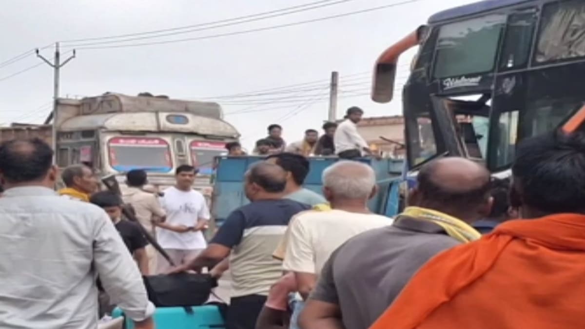 भागलपुर के नवगछिया में बस और ट्रक की भीषण टक्कर, खिड़की तोड़ बचाई यात्रियों की जान, कई घायल