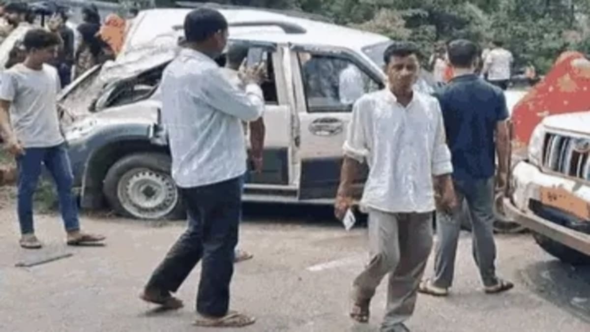 साइकिल सवार को बचाने में दो कारों की जोरदार भिड़ंत, मां-बेटे समेत 4 लोगों की दर्दनाक मौत