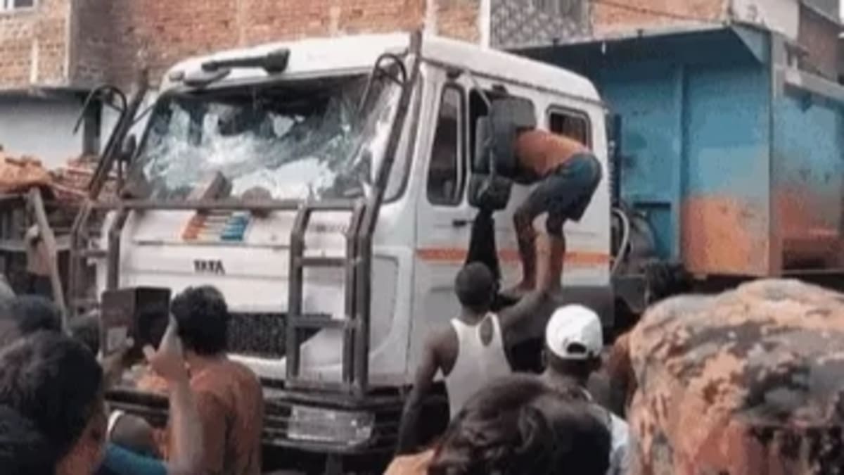 ट्रक की चपेट में आने से छात्रा की मौत, खैरा बाजार में भड़की हिंसा, पुलिस की गाड़ियों में तोड़फोड़