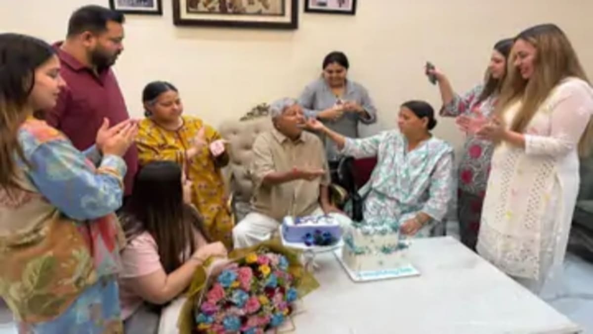 लालू यादव के जन्मदिन पर पटना में सियासी रंग: राबड़ी आवास पर दिखा जश्न और परिवार का एकजुट संदेश, सम्राट चौधरी पर रागिनी का तंज