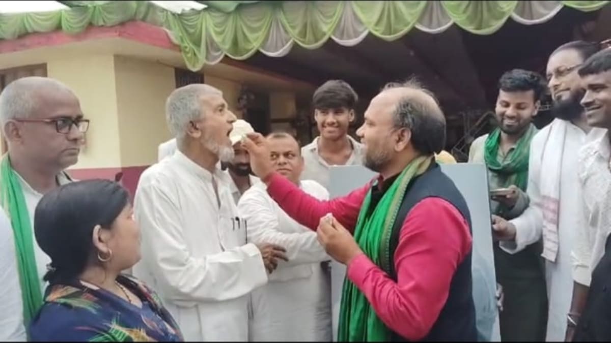​लालू यादव का 79वां जन्मदिन: सहरसा में राजद कार्यकर्ताओं ने काटा केक, लंबी उम्र की दी दुआएं