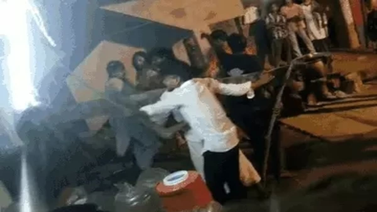 ​भागलपुर में दबंगों का कहर: जातिगत टिप्पणी कर दूल्हे को घोड़ी से उतारा, बारात में मारपीट के बाद घर में घुसकर की लूटपाट