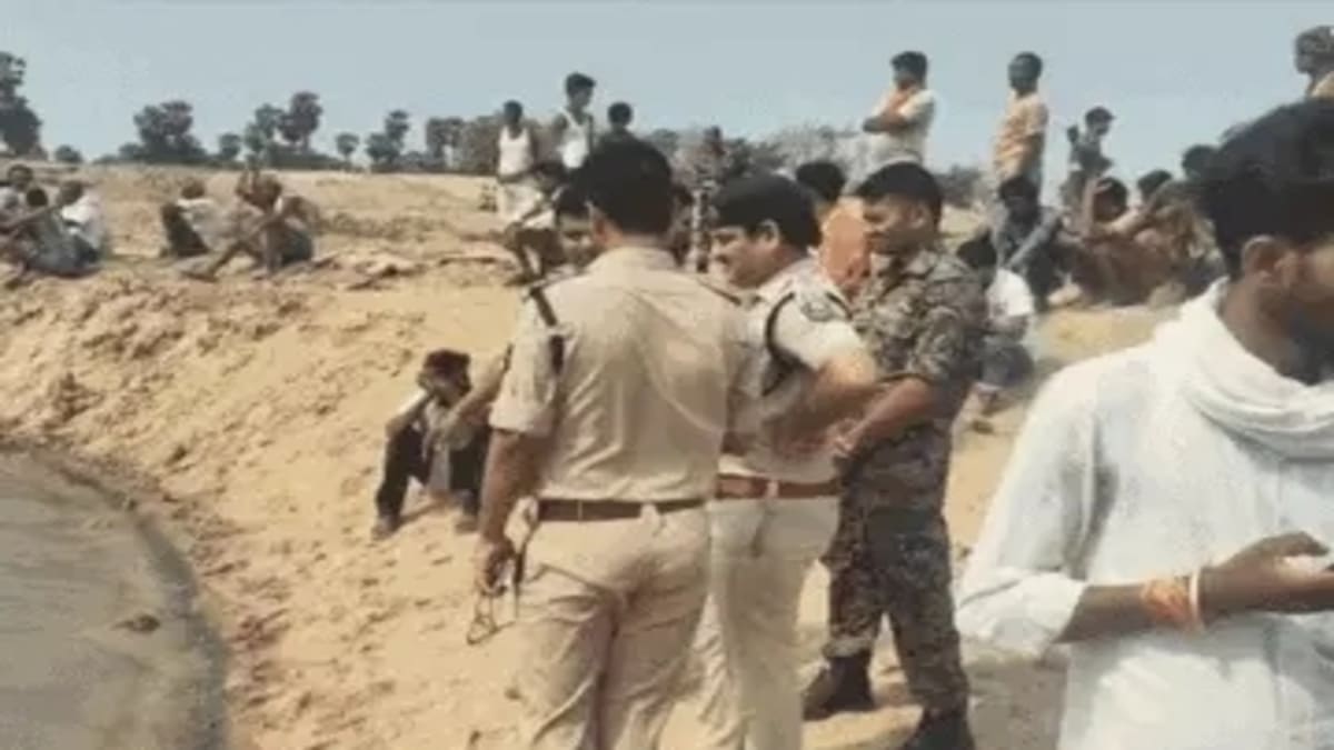 मौत का गड्ढा बना मंझौली बालू घाट, माफिया की लापरवाही से गई ग्रामीण की जान, हत्या का केस दर्ज करने की मांग