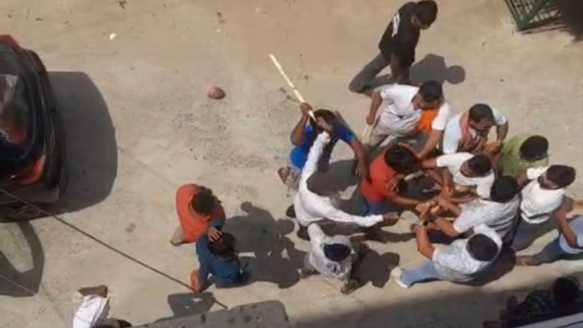 पार्किंग विवाद ने लिया हिंसक रूप, सरेआम लाठी-डंडे और पिस्तौल लहराने से दहशत