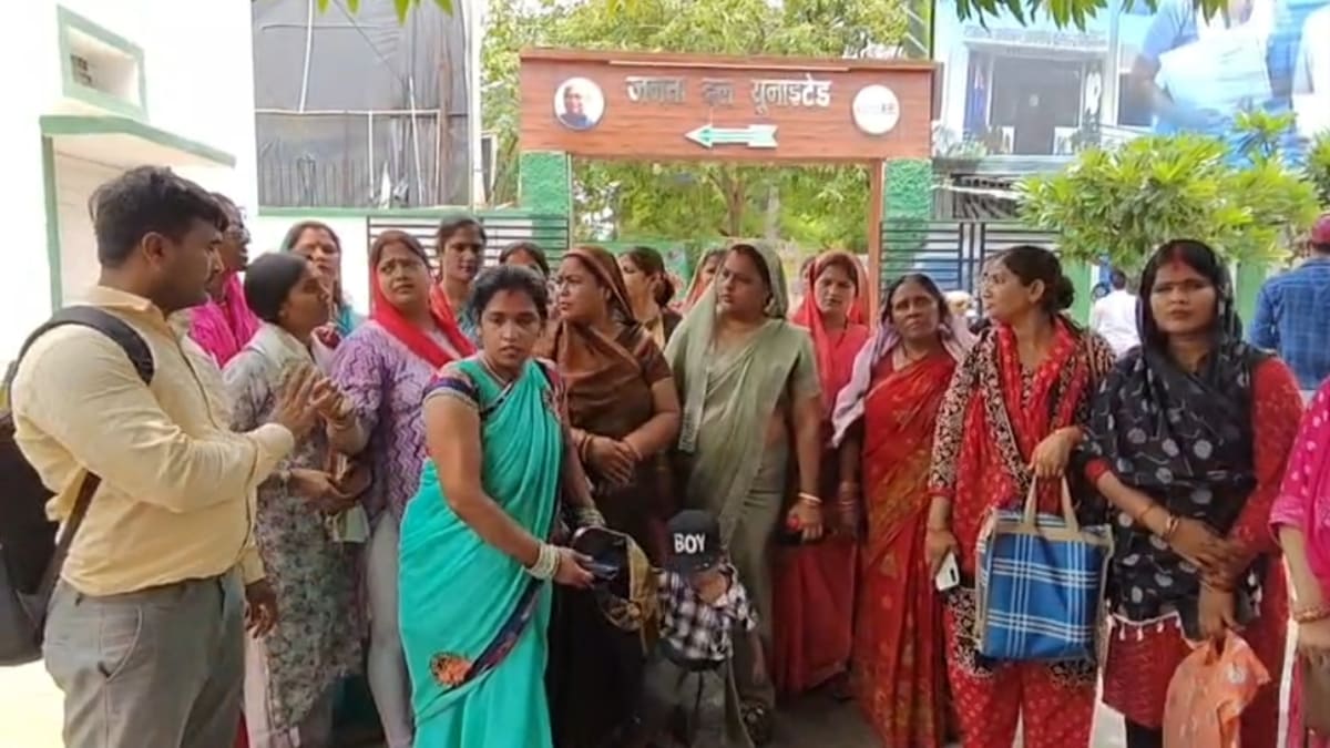 बकाया मानदेय नहीं मिलने पर भड़कीं जीविका दीदियां, बोलीं- 6 हजार में अब नहीं चलेगा काम, 25 हजार से कम मंजूर नहीं