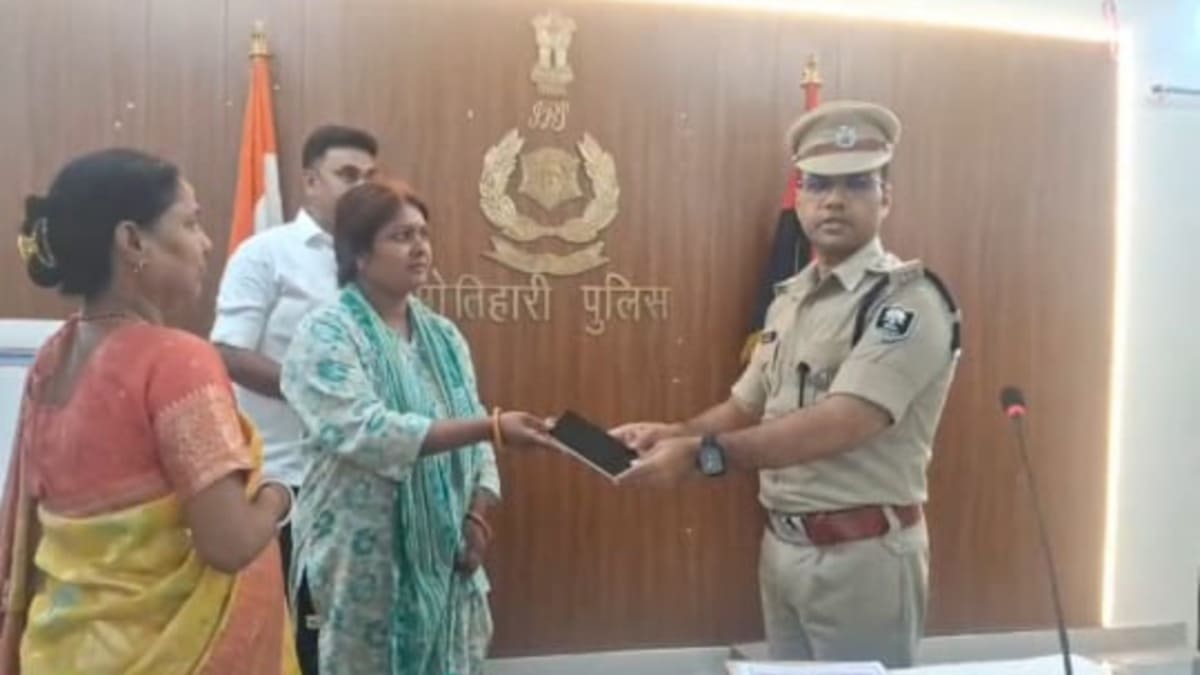 ऑपरेशन मुस्कान की बड़ी कामयाबी, 25 लाख के 108 मोबाइल बरामद कर मालिकों को सौंपे