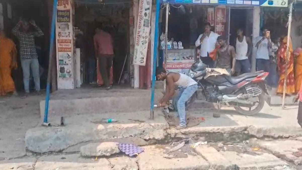 मोतिहारी में चला प्रशासन का बुलडोजर: छतौनी से ढाका रोड तक अतिक्रमण मुक्त हुआ इलाका