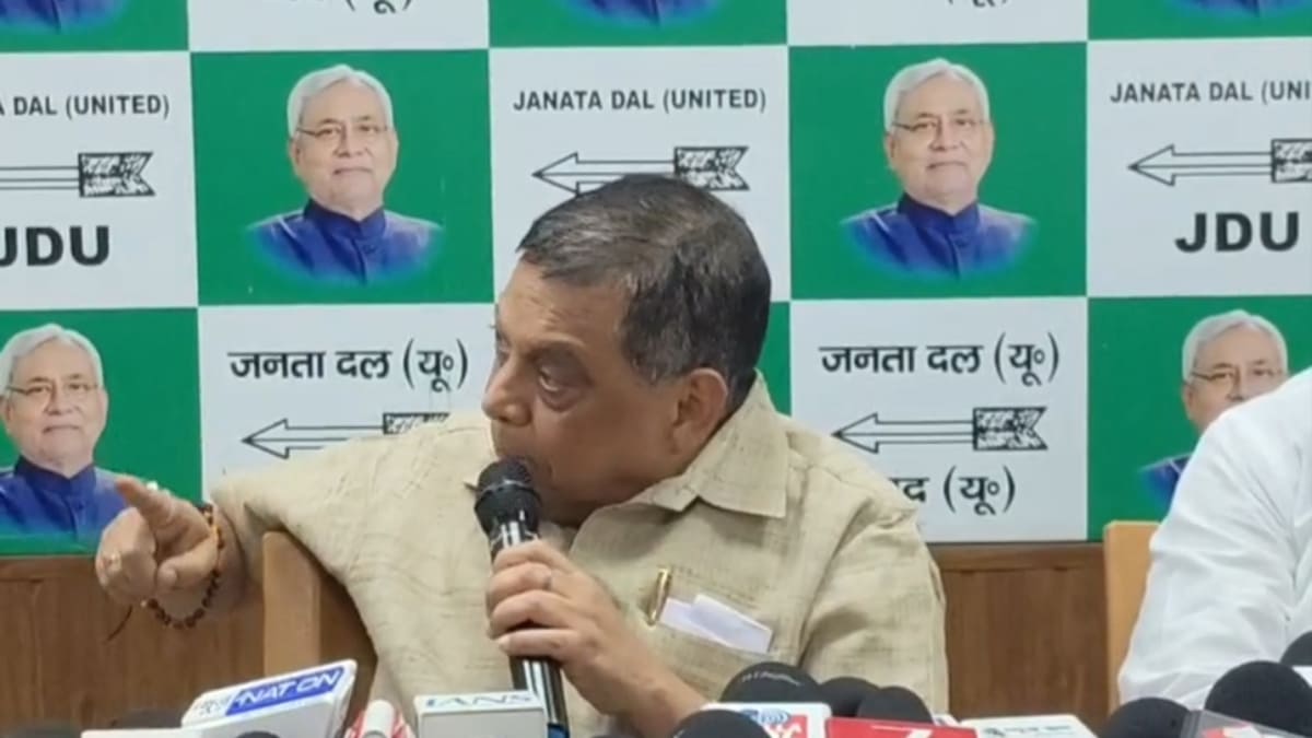 ट्वीट बबुआ पर बरसे नीरज कुमार: बोले- मानसिक दिवालियापन का कोई इलाज नहीं, तेजस्वी को दी नसीहत