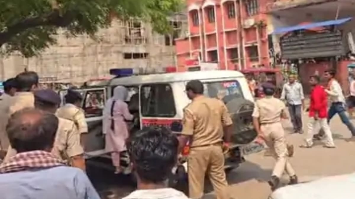 बाढ़ के होटलों में पुलिस की दबिश, छापेमारी में संचालक समेत कई महिला-पुरुष हिरासत में