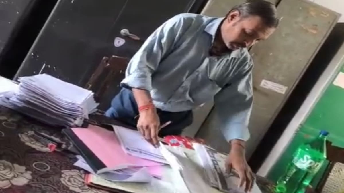 ढाका हाई स्कूल में अवैध वसूली का आरोप, छात्रा का वीडियो हुआ वायरल