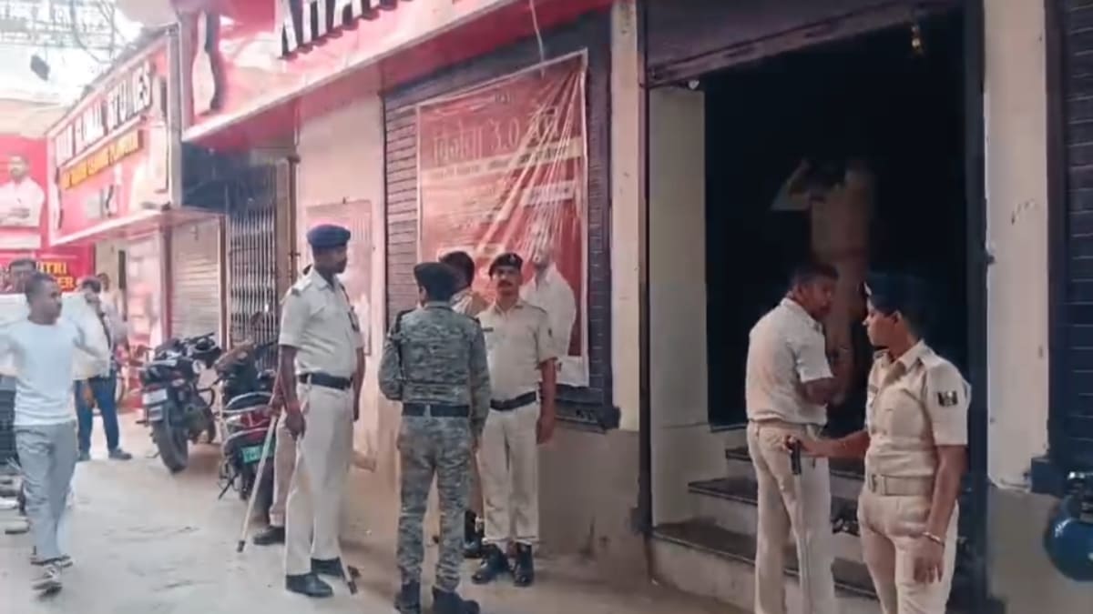 खान ग्लोबल स्टडीज की बढ़ी मुश्किलें, संदिग्ध मौत मामले में पुलिस ने स्टाफ को थमाया नोटिस