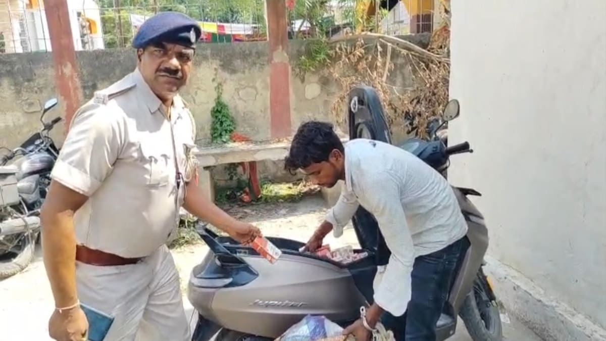 स्कूटी से हो रही थी अवैध शराब की तस्करी, उत्पाद विभाग की कार्रवाई में एक गिरफ्तार