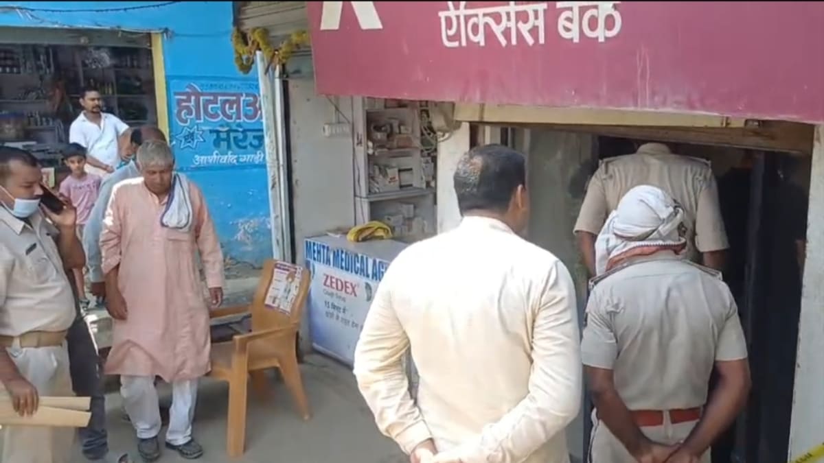 कोचस में बड़ी चोरी: मात्र 8 मिनट में गैस कटर से ATM को बनाया निशाना, बोलेरो सवार गिरोह की तलाश जारी
