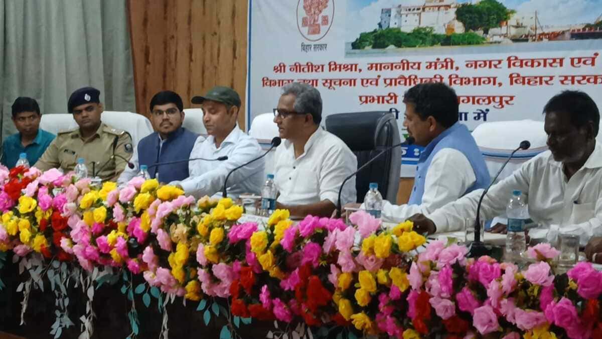 ​श्रावणी मेला की तैयारियों को लेकर मंत्री नीतीश मिश्रा ने की समीक्षा, कांवड़ियों को मिलेंगी विश्वस्तरीय सुविधाएं
