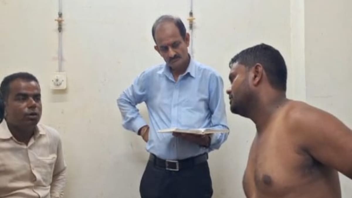 छपरा में पैक्स प्रबंधक को 6 बार चाकू घोंपकर 5.60 लाख की लूट, मोटरसाइकिल-नगदी लेकर फरार