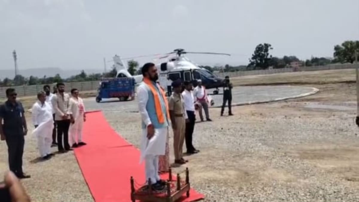 ​क्रिकेटर आकाशदीप के घर पहुंचे डिप्टी सीएम सम्राट चौधरी, शादी की दी शुभकामनाएं