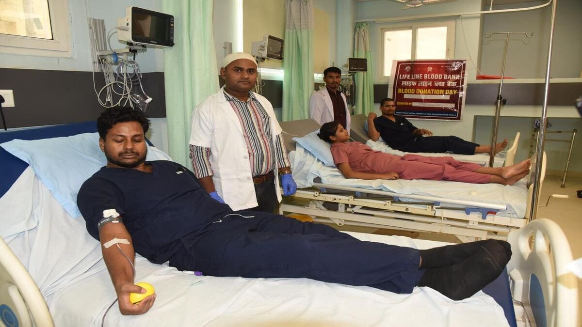 पटना में रक्तदान महादान: मरीजों की जान बचाने के लिए आगे आए युवा और स्वास्थ्यकर्मी