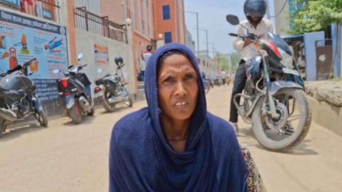 अस्पताल में स्ट्रैचर तक नहीं, रेंगकर इलाज कराने पहुंची दिव्यांग महिला