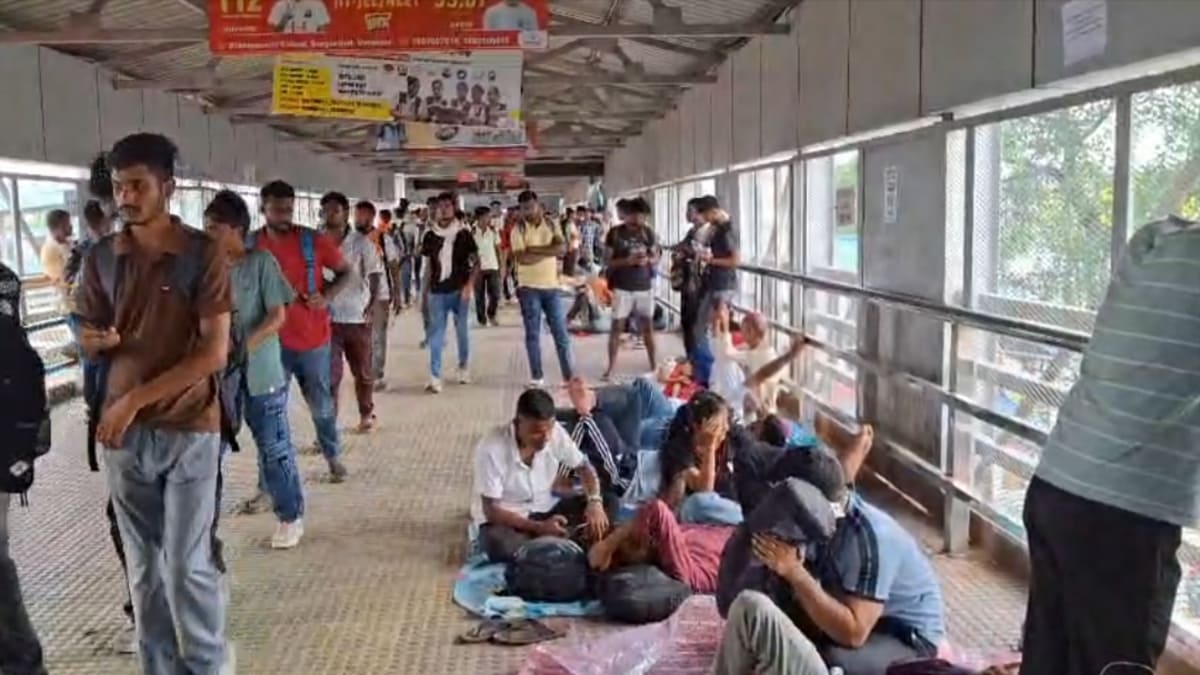 ​बिहार सिपाही भर्ती परीक्षा: सासाराम स्टेशन पर पसीने से तर-बतर दिखे परीक्षार्थी, स्पेशल ट्रेन के बावजूद व्यवस्थाओं का दिखा अभाव
