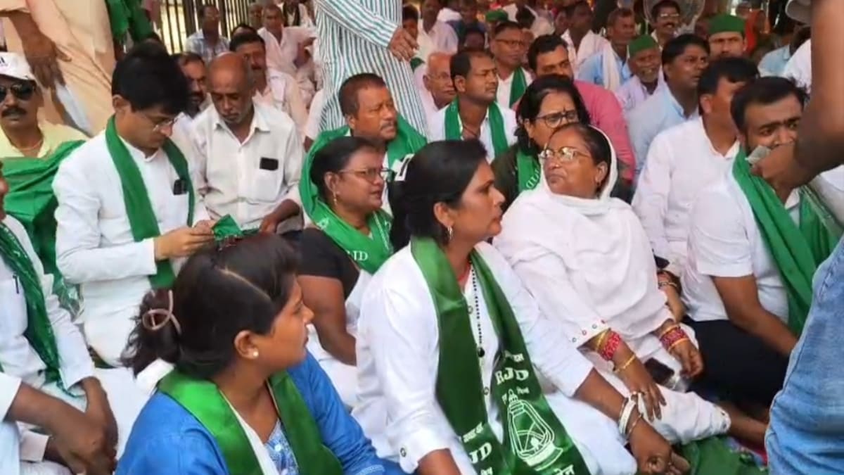 ​भागलपुर में महंगाई और बेरोजगारी के खिलाफ सड़कों पर उतरा RJD, पूर्व सांसद जयप्रकाश यादव ने सरकार को घेरा