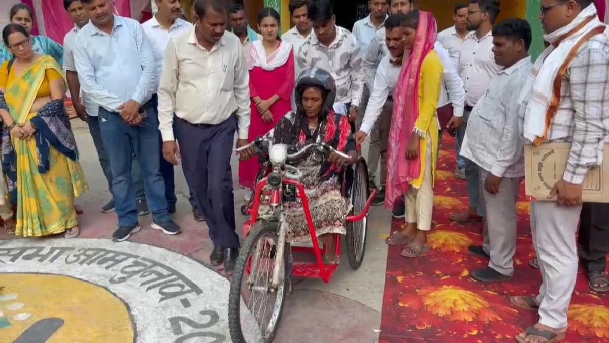 अब नहीं रेंगना पड़ेगा, सासाराम में बदली भारती कुमारी की जिंदगी, प्रशासन ने घर से बुलाकर थमाई ट्राई-साइकिल