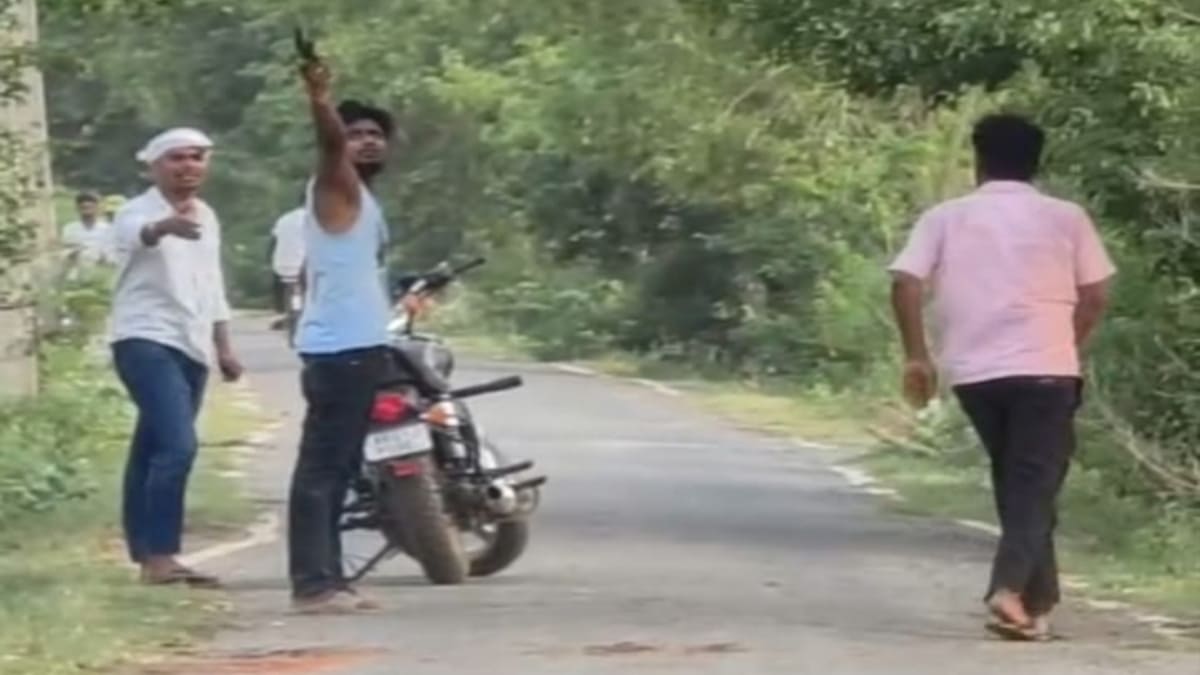 हथियार लहराते और फायरिंग करते युवकों का वीडियो वायरल, जहानाबाद पुलिस ने दर्ज की FIR, गिरफ्तारी के लिए छापेमारी तेज