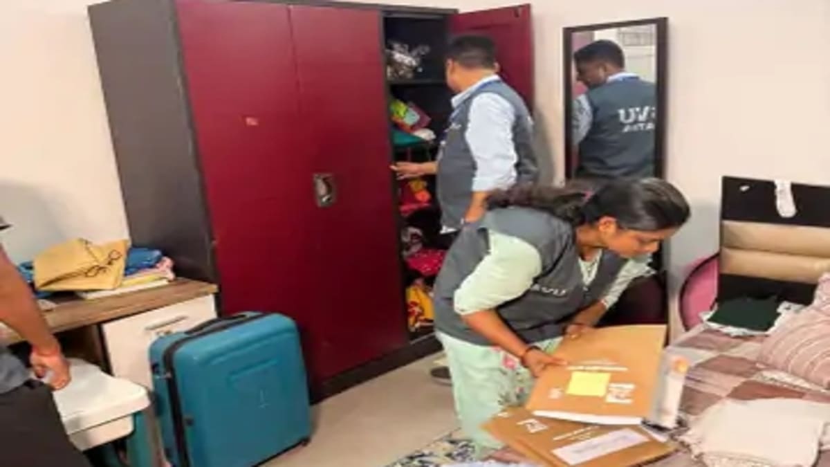 IAS योगेश सागर और अभिलाषा शर्मा के ठिकानों पर SVU का छापा, ATS की सुरक्षा में जांच जारी