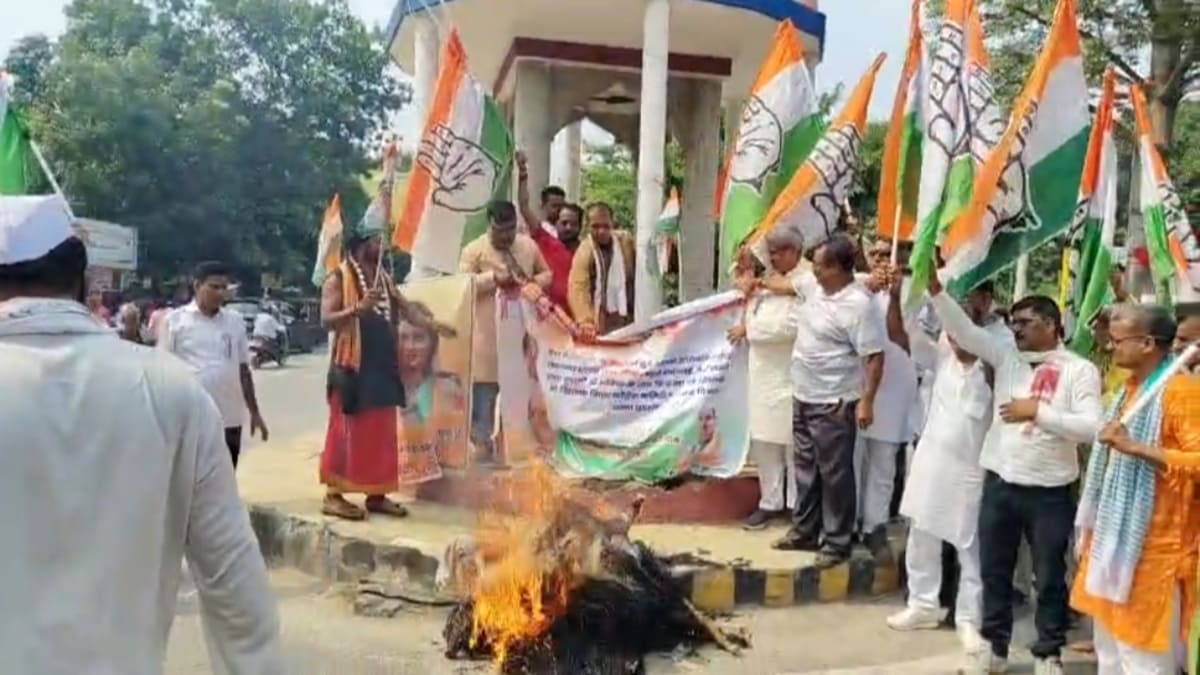 ​मोतिहारी में नीट धांधली के विरोध में कांग्रेस सड़कों पर, पीएम और शिक्षा मंत्री का जलाया पुतला